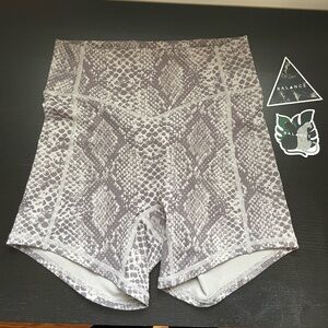 Balance Athletica Ryder Shorts - Small, Snowleopard
